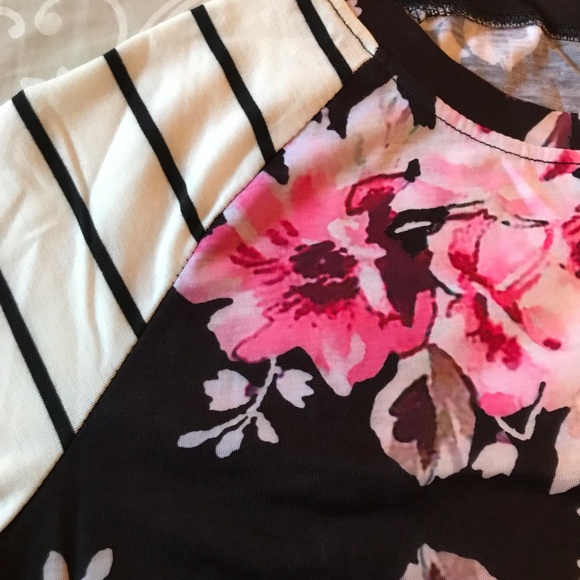 SOLD Floral Raglan Top - Picture 2 of 3